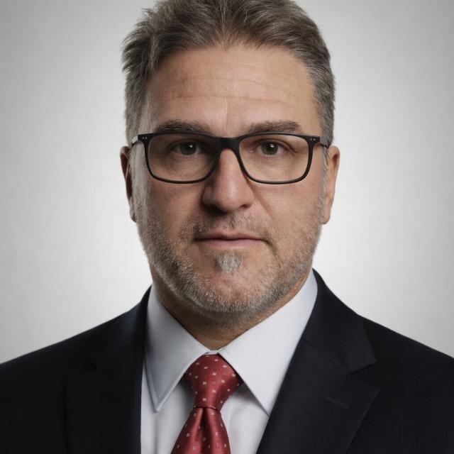 Luis, Martillero Público